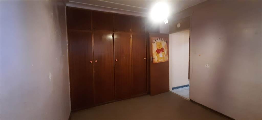 2 Bed Apartment in Rheeder Park photo number 8