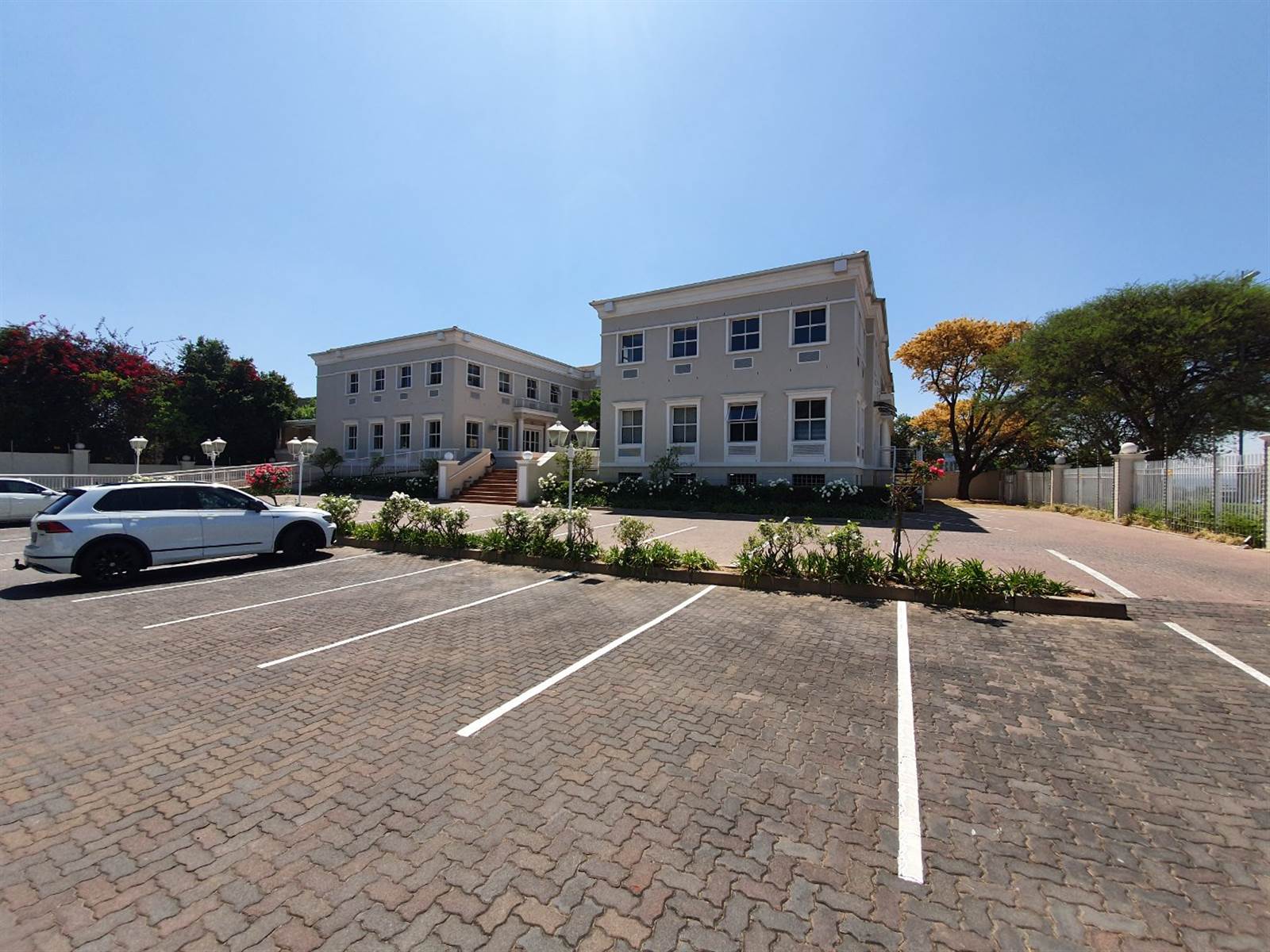 239  m² Commercial space in Bryanston photo number 1