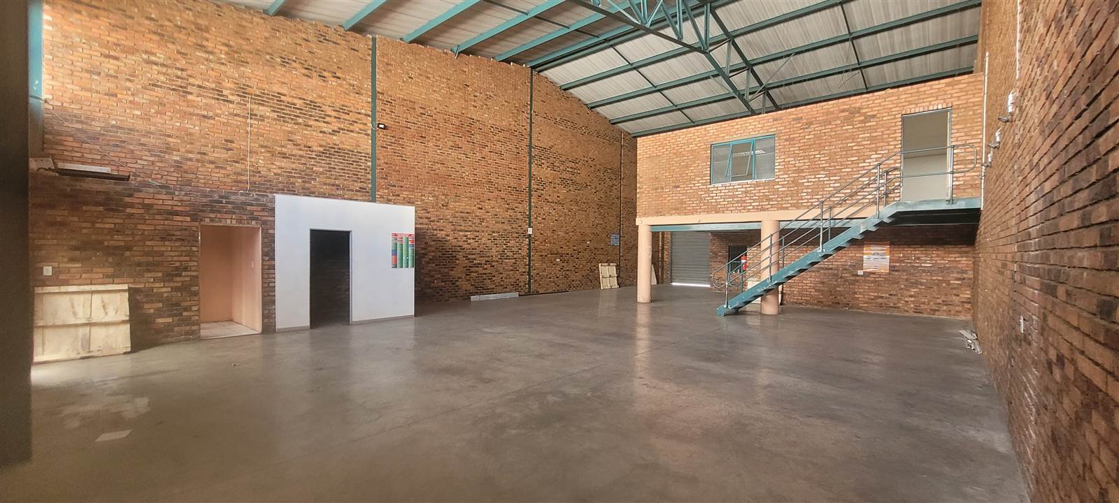 410  m² Industrial space in Stormill photo number 2