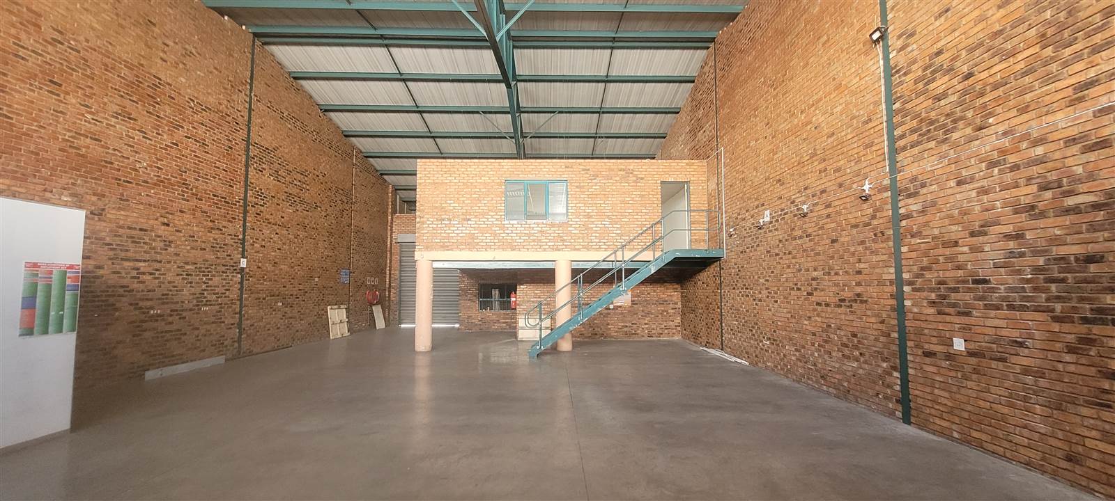 410  m² Industrial space in Stormill photo number 1