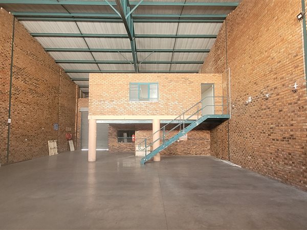 410  m² Industrial space in Stormill