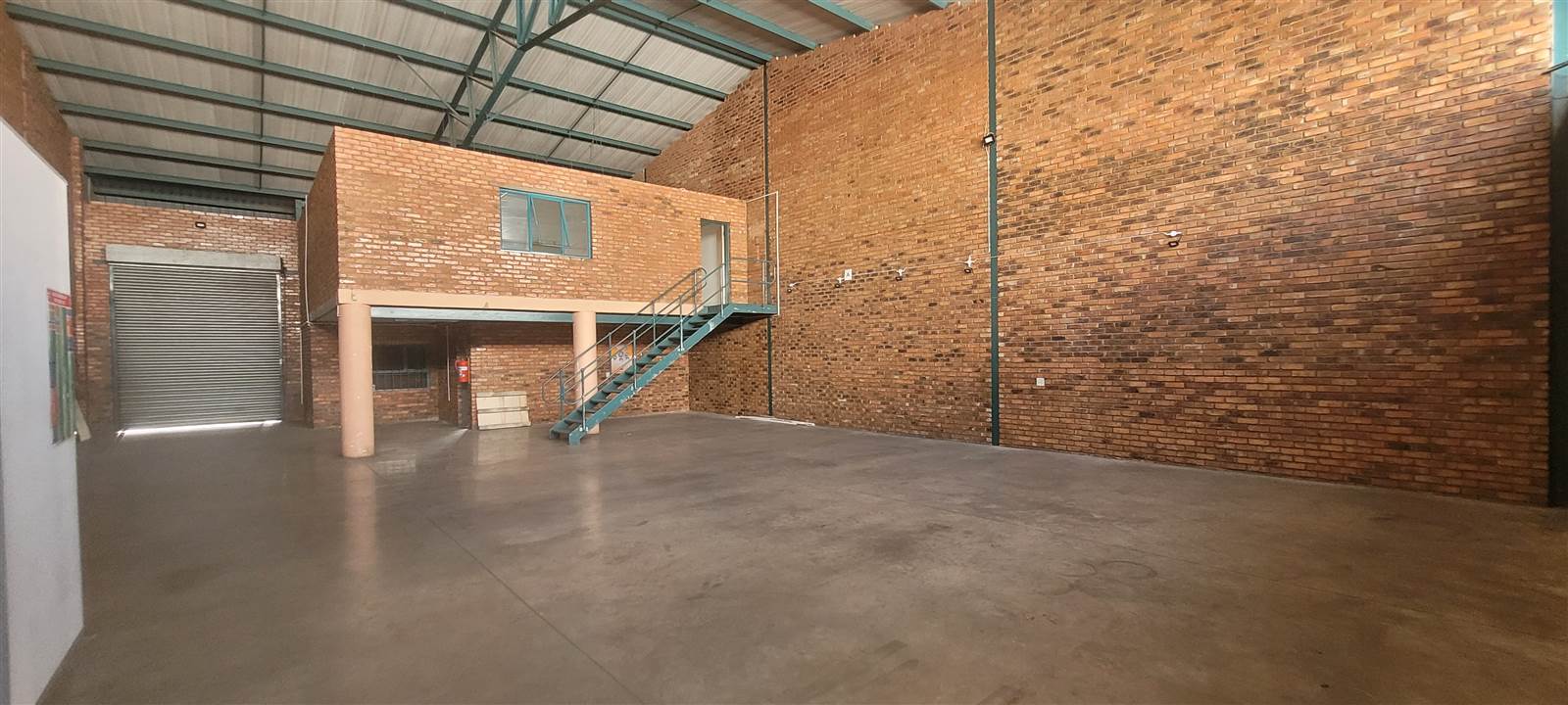 410  m² Industrial space in Stormill photo number 3