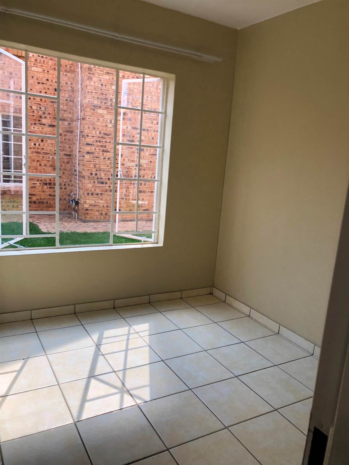 2 Bed Flat in Randfontein Central photo number 8