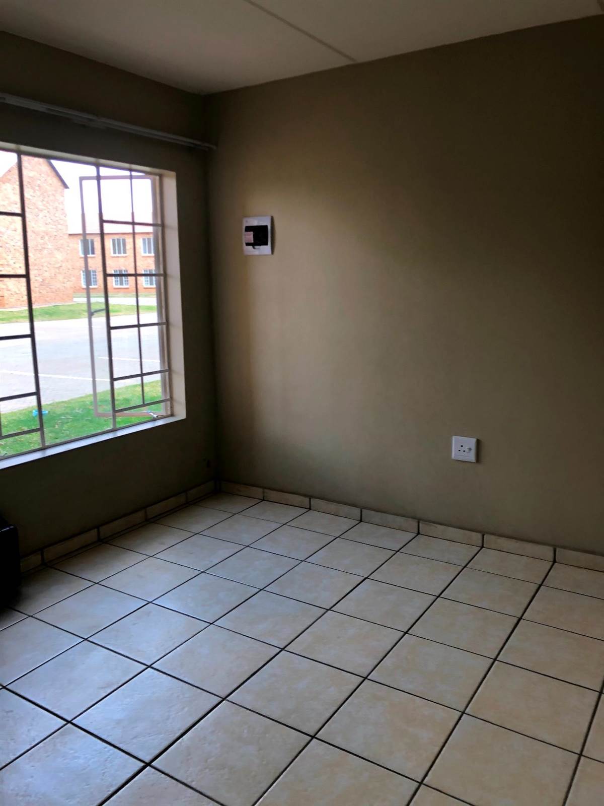 2 Bed Flat in Randfontein Central photo number 9