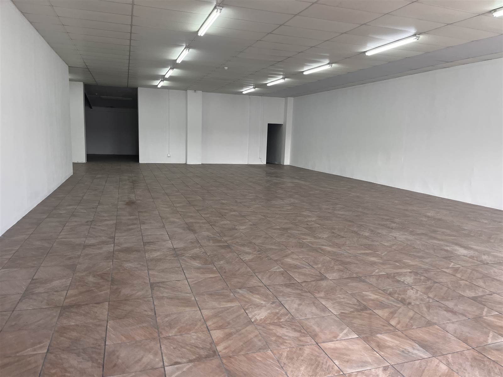 300  m² Retail Space in Motherwell photo number 9