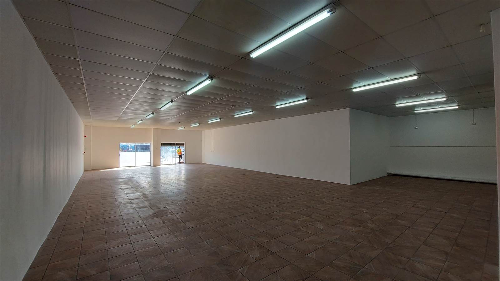300  m² Retail Space in Motherwell photo number 2