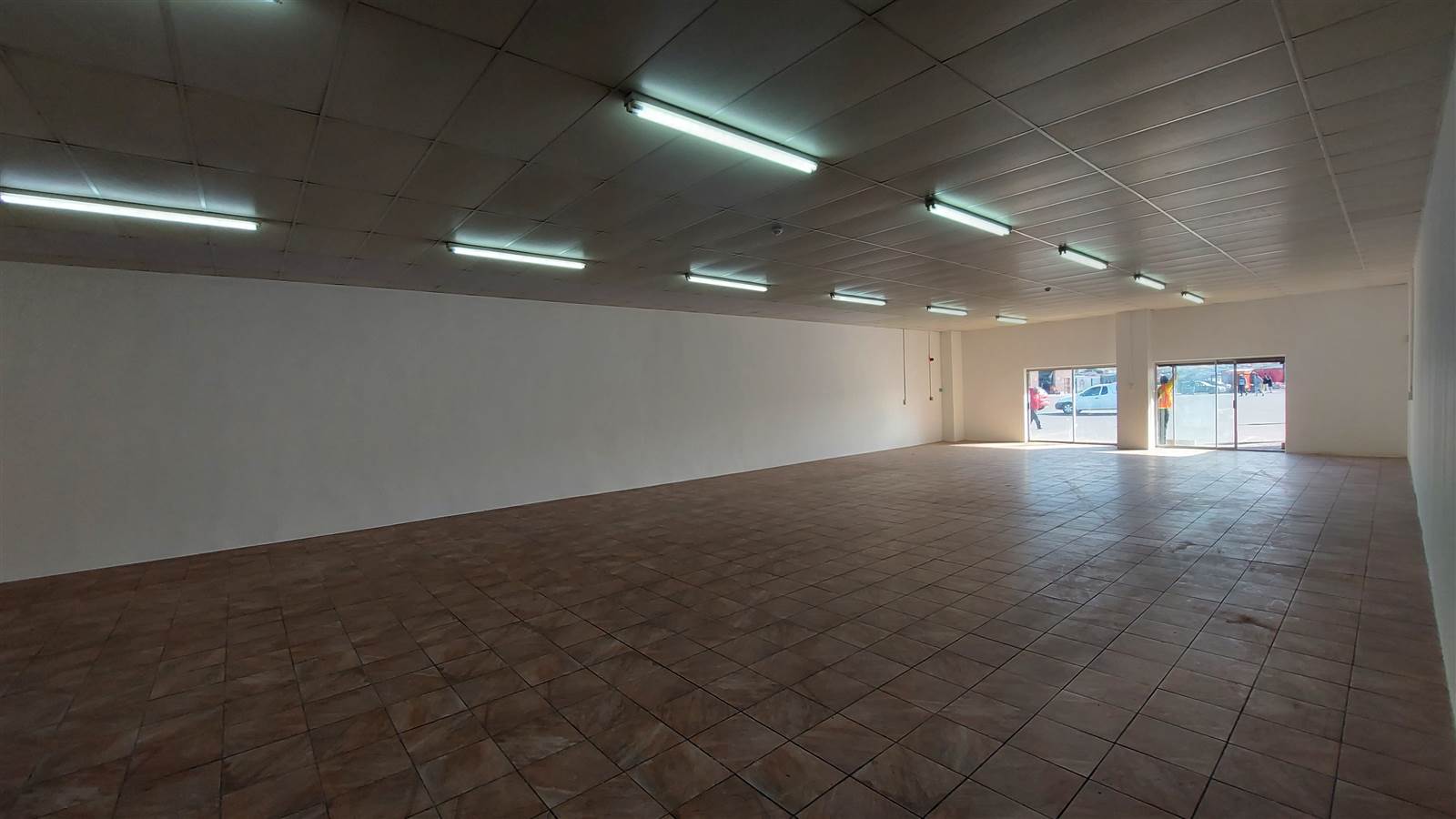 300  m² Retail Space in Motherwell photo number 4
