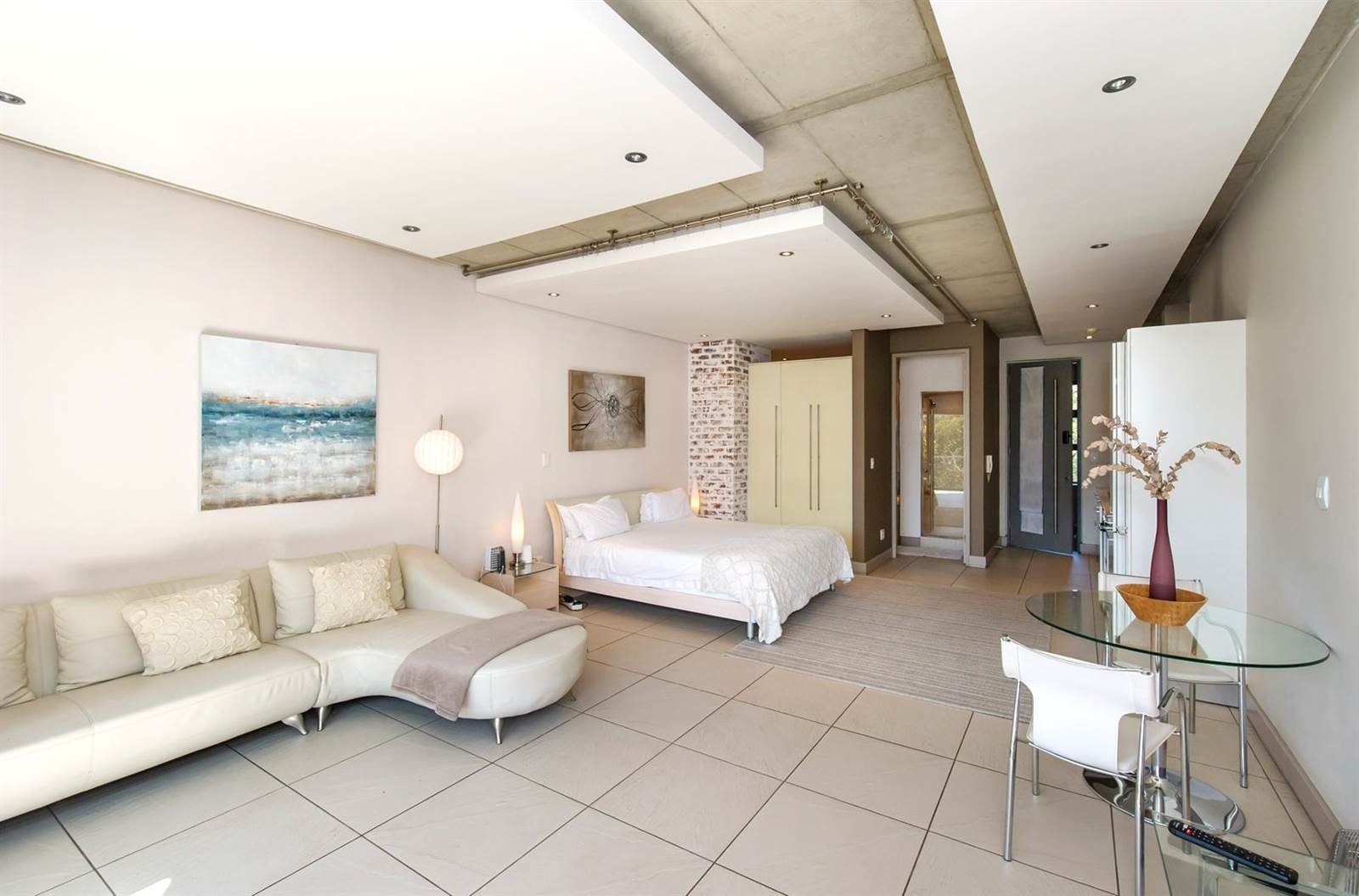 1 Bed Apartment in Melrose Arch photo number 1