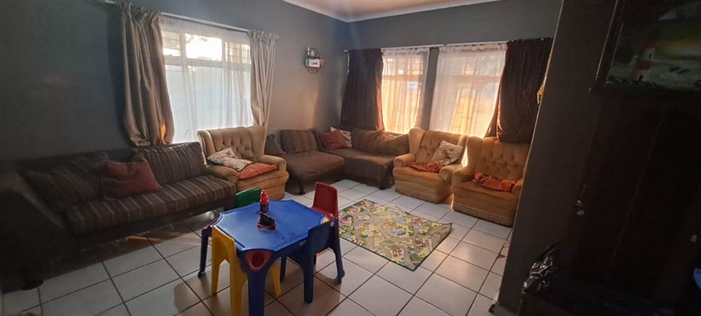 3 Bed House in Louis Trichardt photo number 11