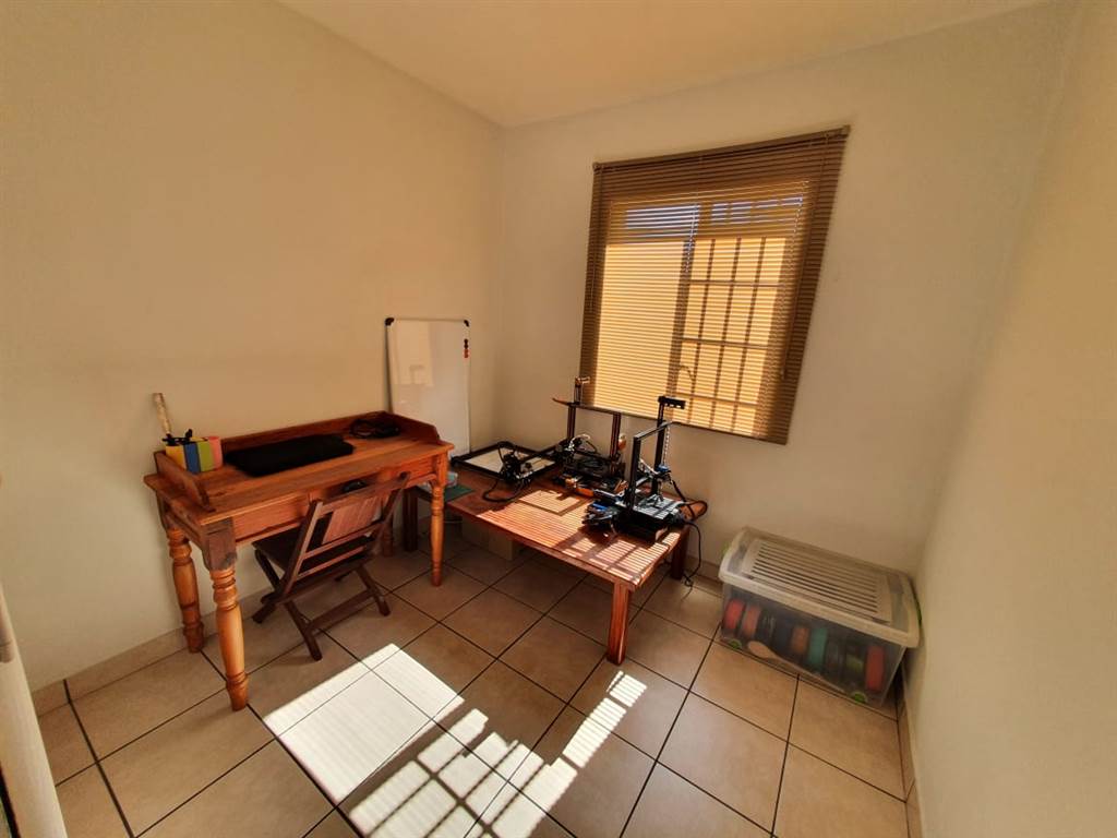 2 Bed Apartment in Rietvalleirand photo number 10