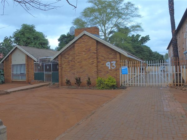 9 Bed House in Rustenburg Central