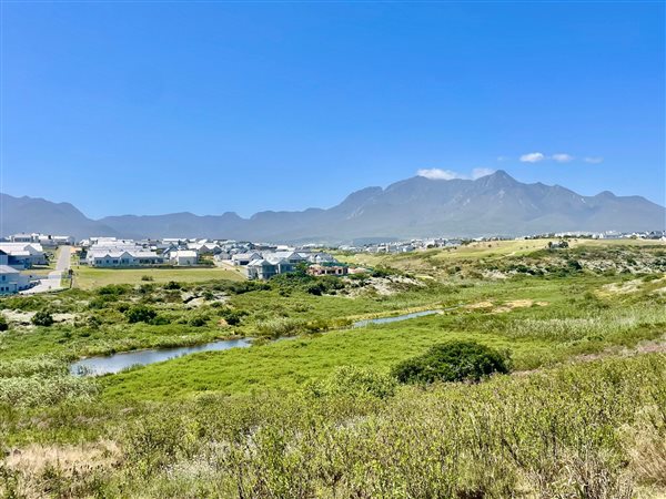 700 m² Land available in Kingswood Golf Estate