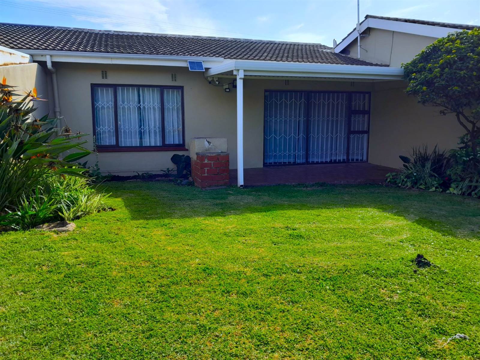 2 Bed Townhouse in Scottburgh South photo number 3