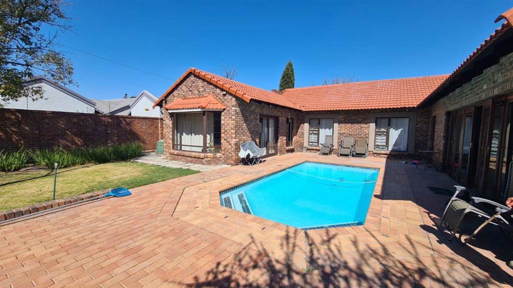 5 Bed House in Secunda photo number 3