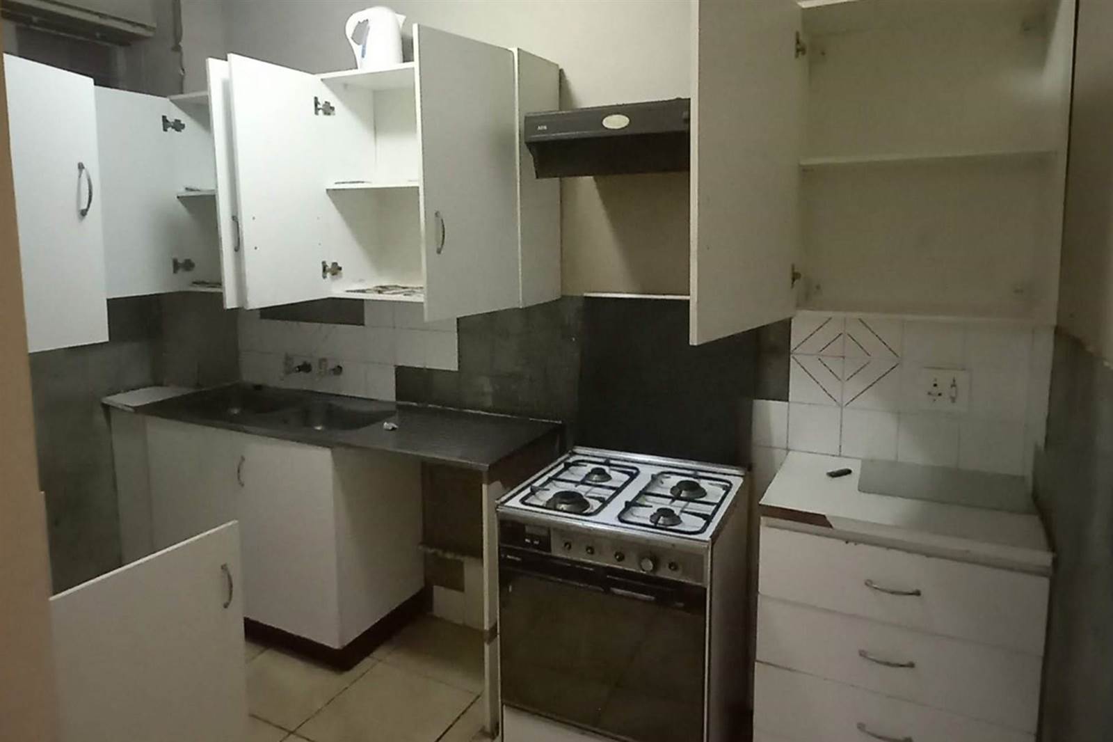 2 Bed Apartment in Hillbrow photo number 7