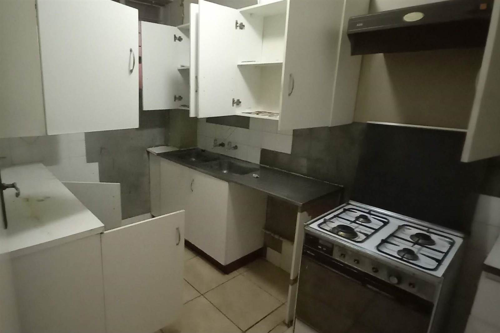 2 Bed Apartment in Hillbrow photo number 9