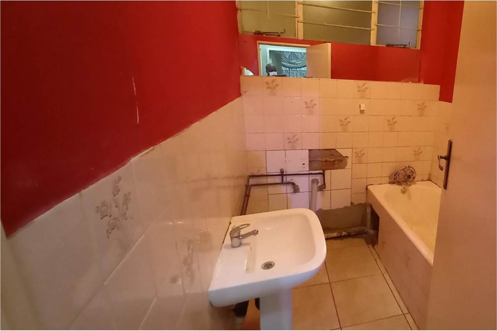 2 Bed Apartment in Hillbrow photo number 10