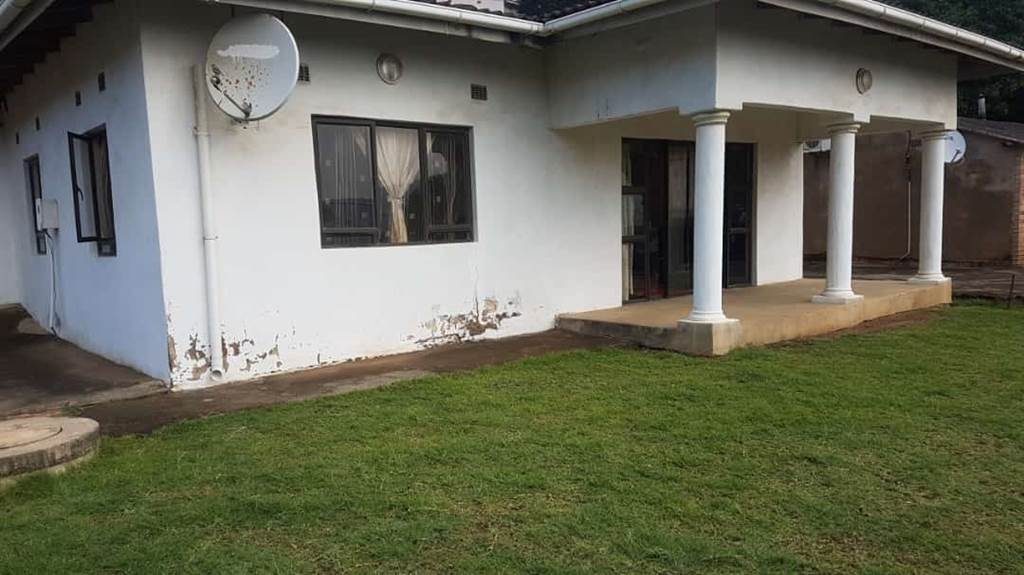4 Bed House in Umlazi photo number 2