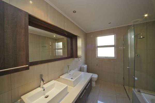 5 Bed Apartment in Houghton Estate photo number 5