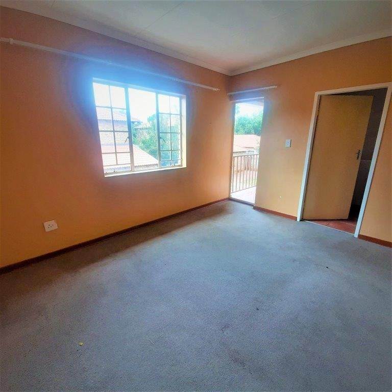 3 Bed Duplex in Waterval East photo number 11