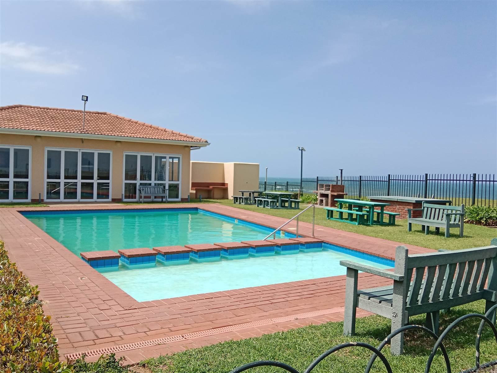 3 Bed Apartment in Illovo Beach photo number 4