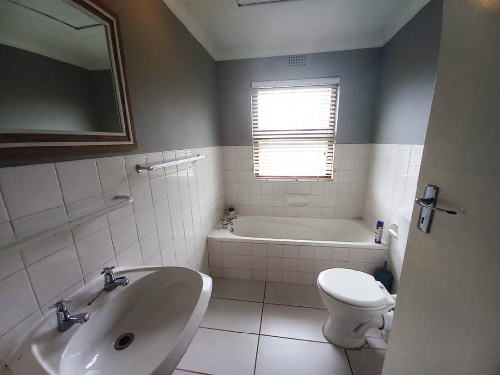 2 Bed Townhouse in Protea Valley photo number 14