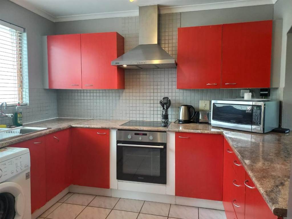 2 Bed Townhouse in Protea Valley photo number 11