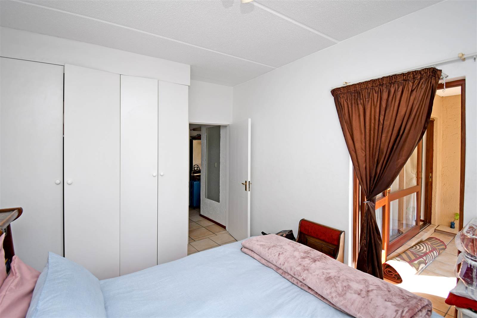 2 Bed Apartment in Paulshof photo number 11