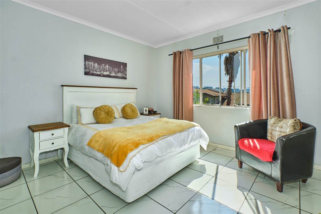 4 Bed Townhouse in Northcliff photo number 11