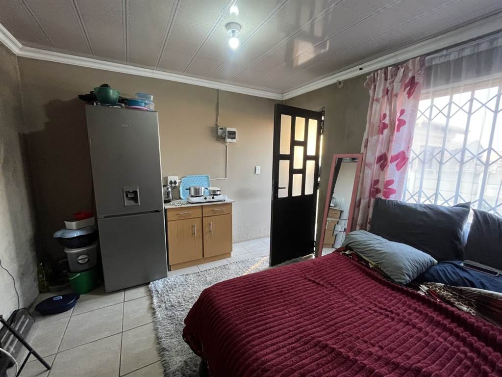 5 Bed House in Daveyton photo number 4