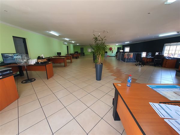 2 925  m² Commercial space