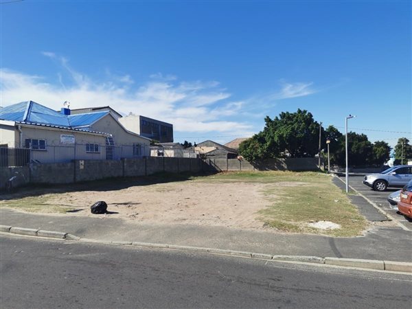 496 m² Land available in Parow Central