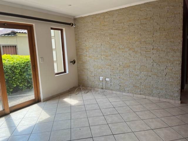 2 Bed Townhouse in Doornpoort and surrounds photo number 6