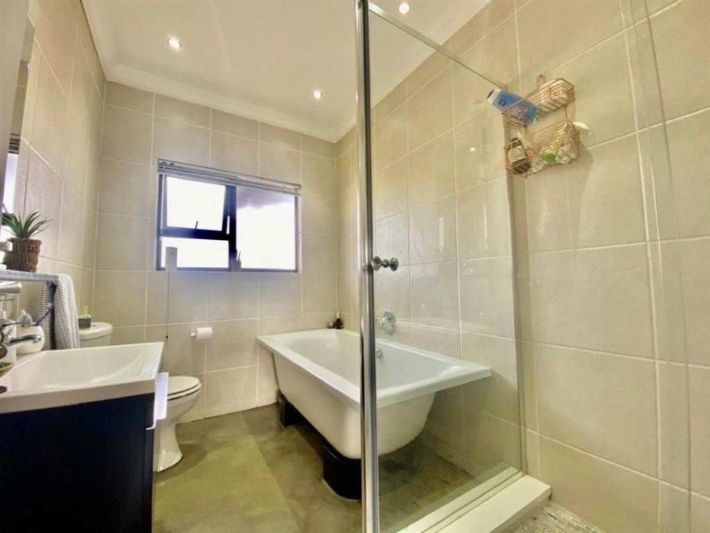 2 Bed Apartment in Oakdene photo number 17