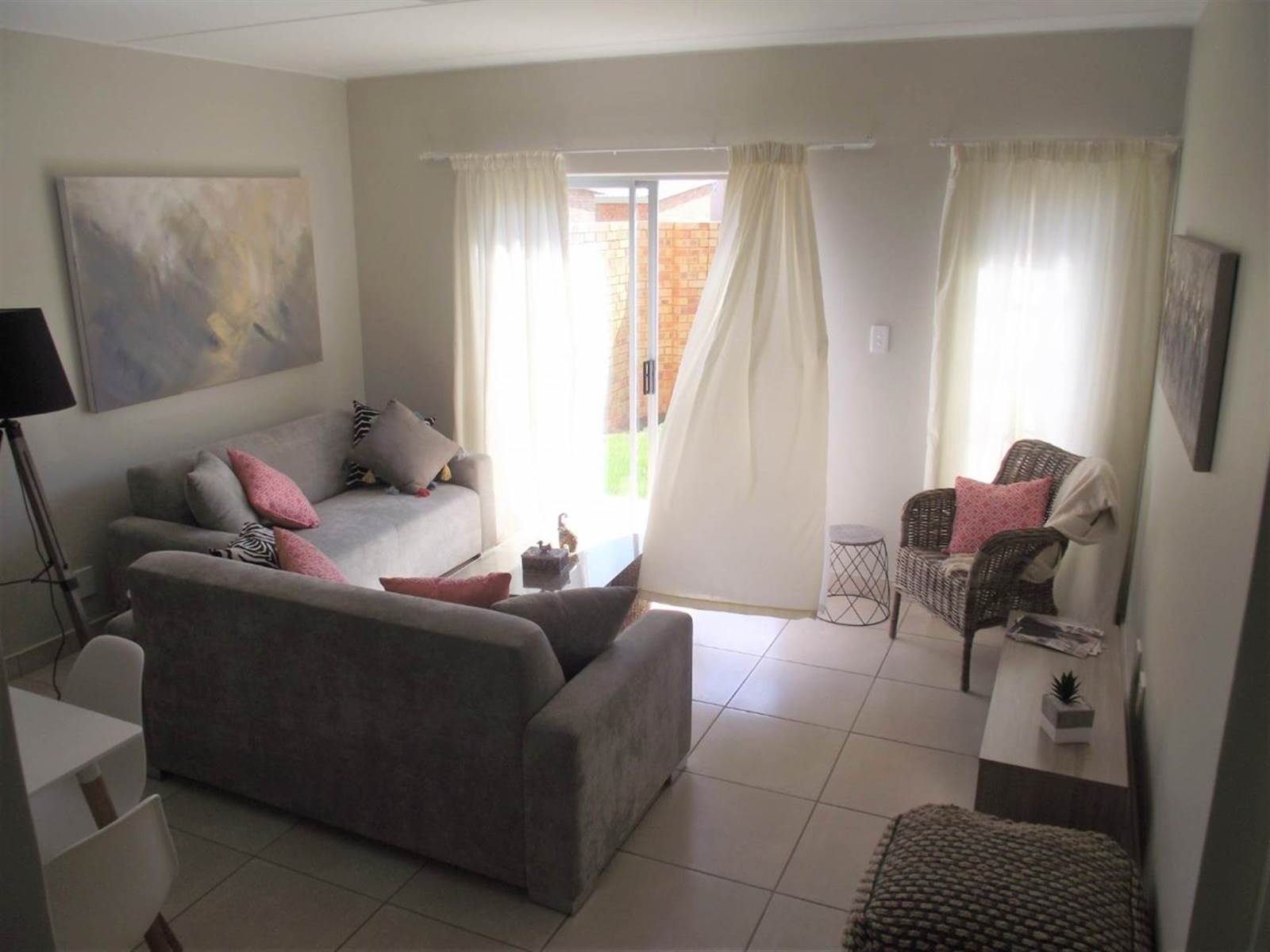 3 Bed Townhouse in Hazeldean (Silverlakes Surroundings) photo number 3