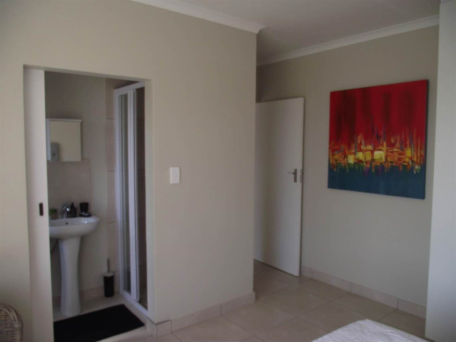 3 Bed Townhouse in Hazeldean (Silverlakes Surroundings) photo number 5