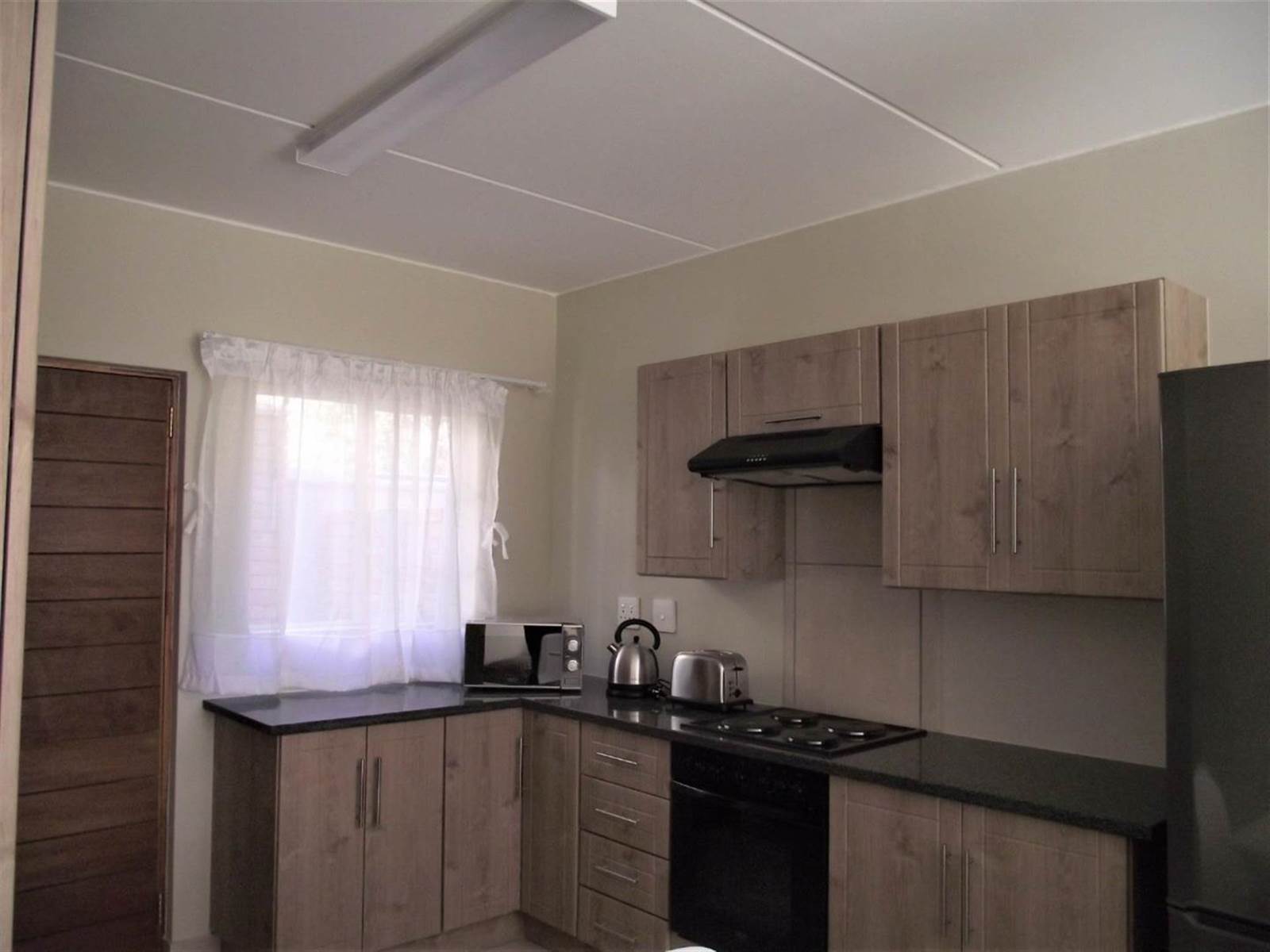 3 Bed Townhouse in Hazeldean (Silverlakes Surroundings) photo number 8