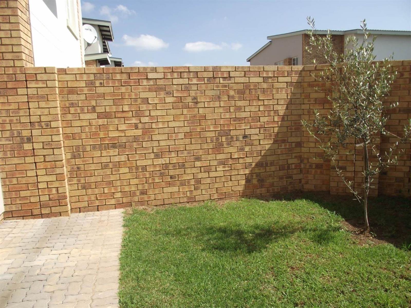3 Bed Townhouse in Hazeldean (Silverlakes Surroundings) photo number 16