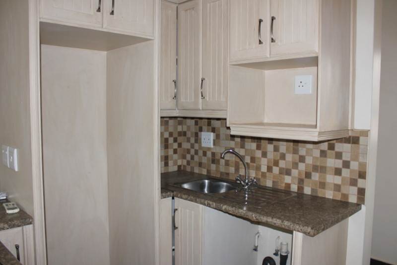 2 Bed Townhouse in Langenhoven Park photo number 5