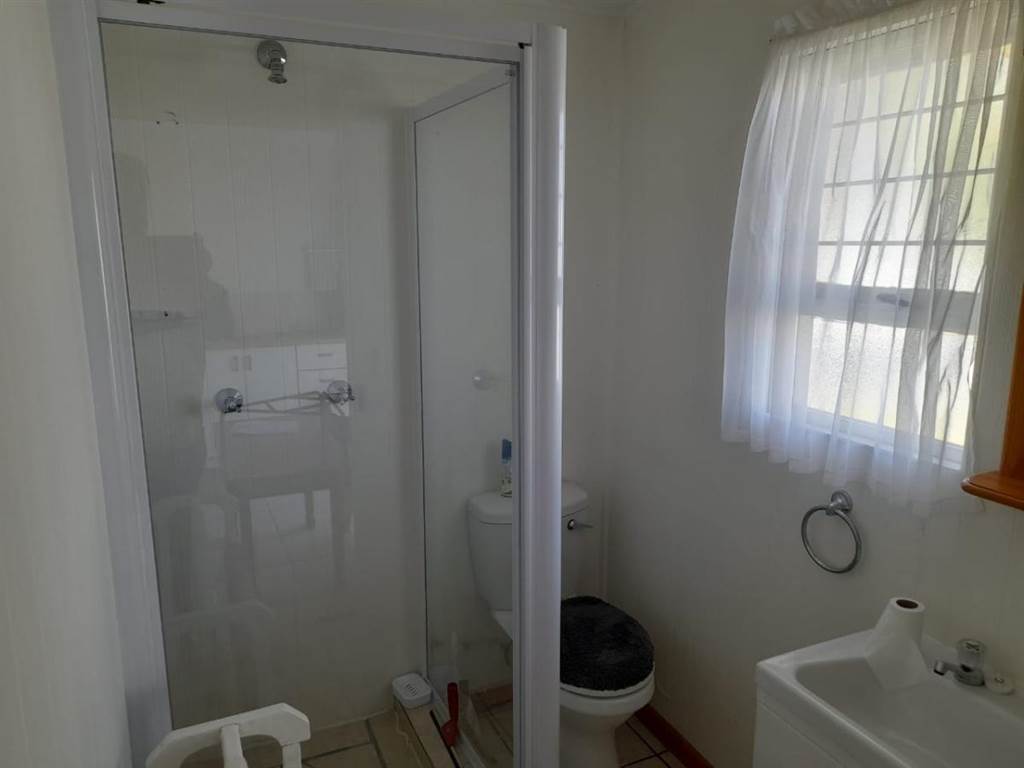 1 Bed House in Gansbaai and surrounds photo number 16