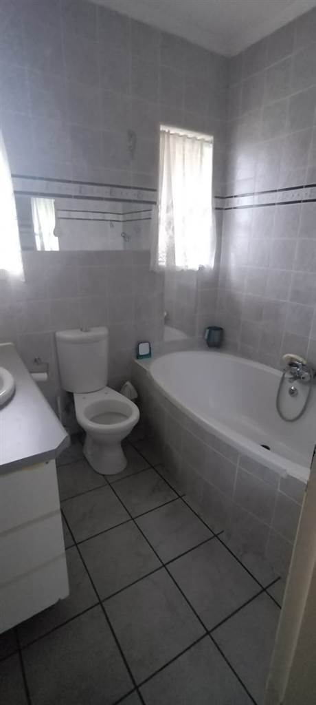 4 Bed House in Barry Hertzog Park photo number 3