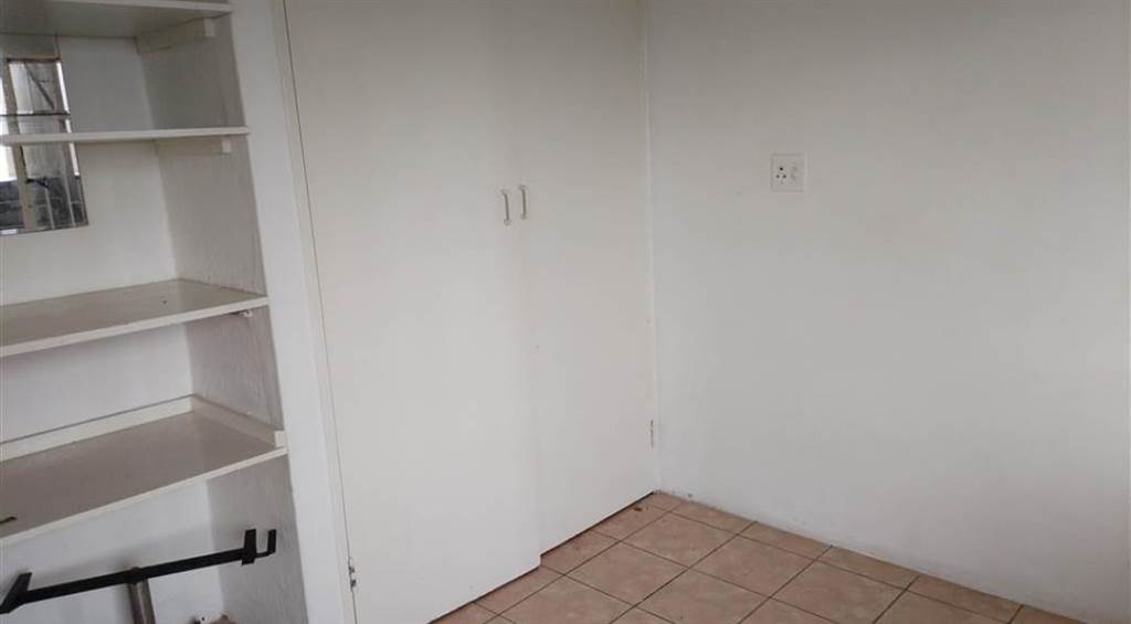 2 Bed Apartment in Pinetown Central photo number 7