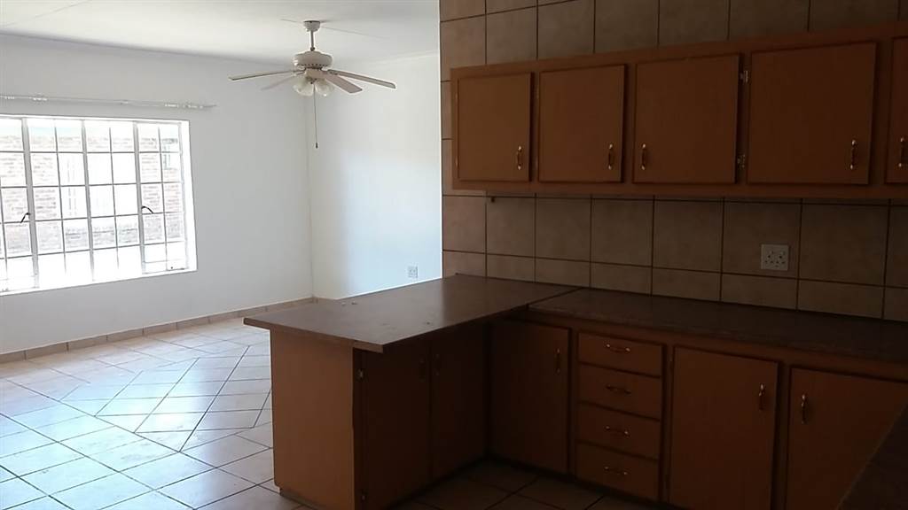 2 Bed Apartment in Polokwane Central photo number 4