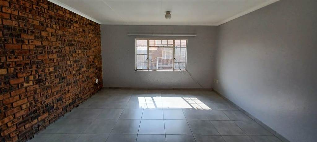 2 Bed Apartment in Secunda photo number 2