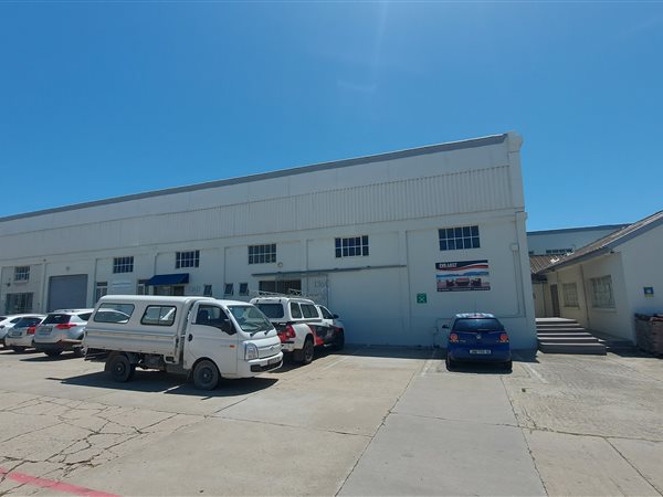 320  m² Industrial space in North End