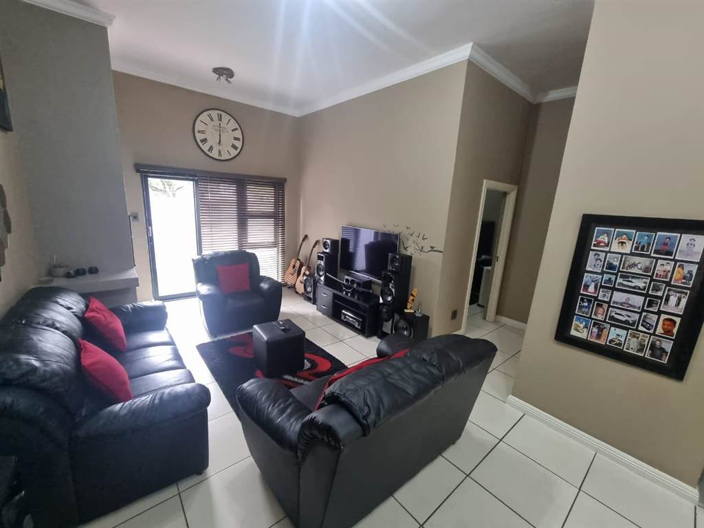2 Bed House in Secunda photo number 10