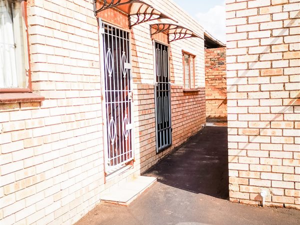 Bachelor apartment in West Turffontein