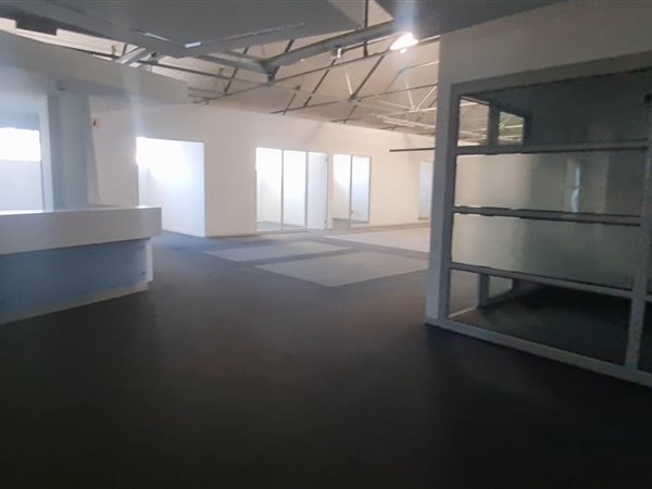 934  m² Commercial space in Woodstock