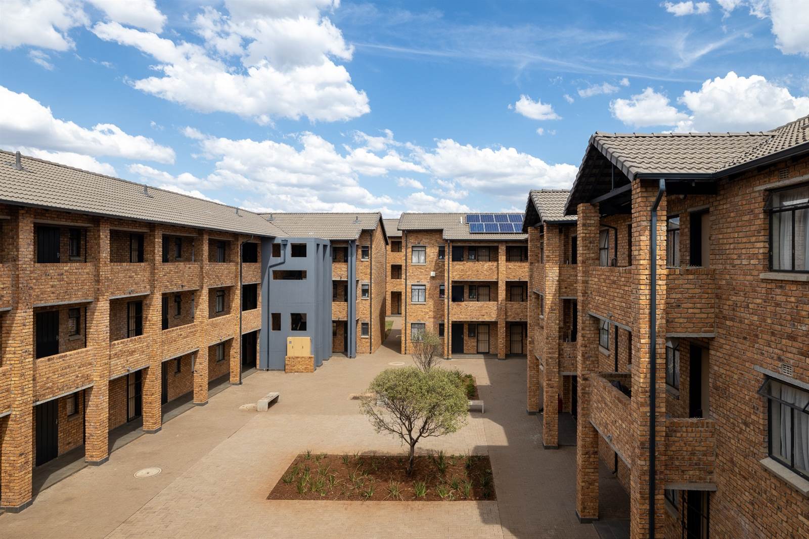 2 Bed Apartment in Germiston Central photo number 6