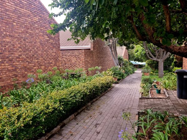 1 Bed Townhouse in Groenkloof